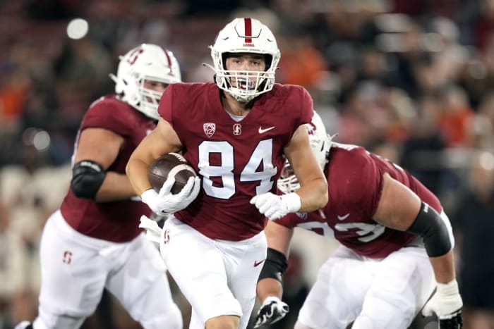 Oct 8, 2022; Stanford, California, USA; Stanford Cardinal tight end Benjamin Yurosek (84) carries the ball against the Oregon State Beavers during the first quarter at Stanford Stadium. Mandatory Credit: Darren Yamashita-USA TODAY Sports